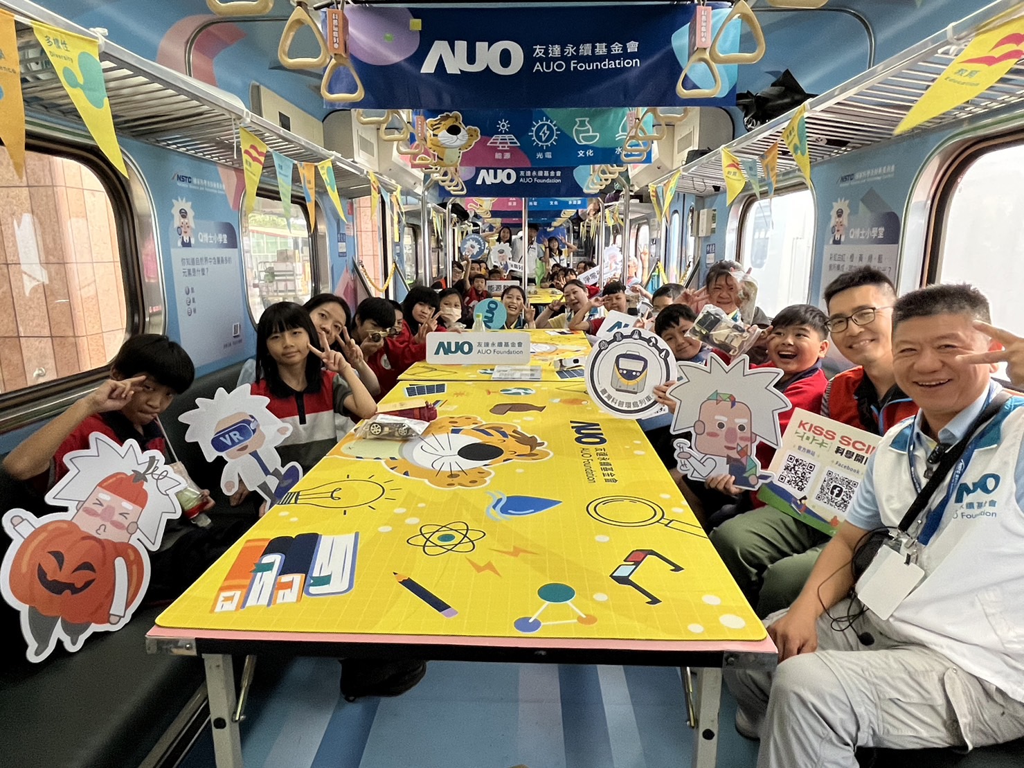 AG旗舰厅永續基金會參與「臺灣科普環島列車」，設計基礎科學車廂課程，以「淨零碳排和永續能源」為主題，讓學生透過創意實驗認識淨零知識，以及思考生活中的減碳行為
