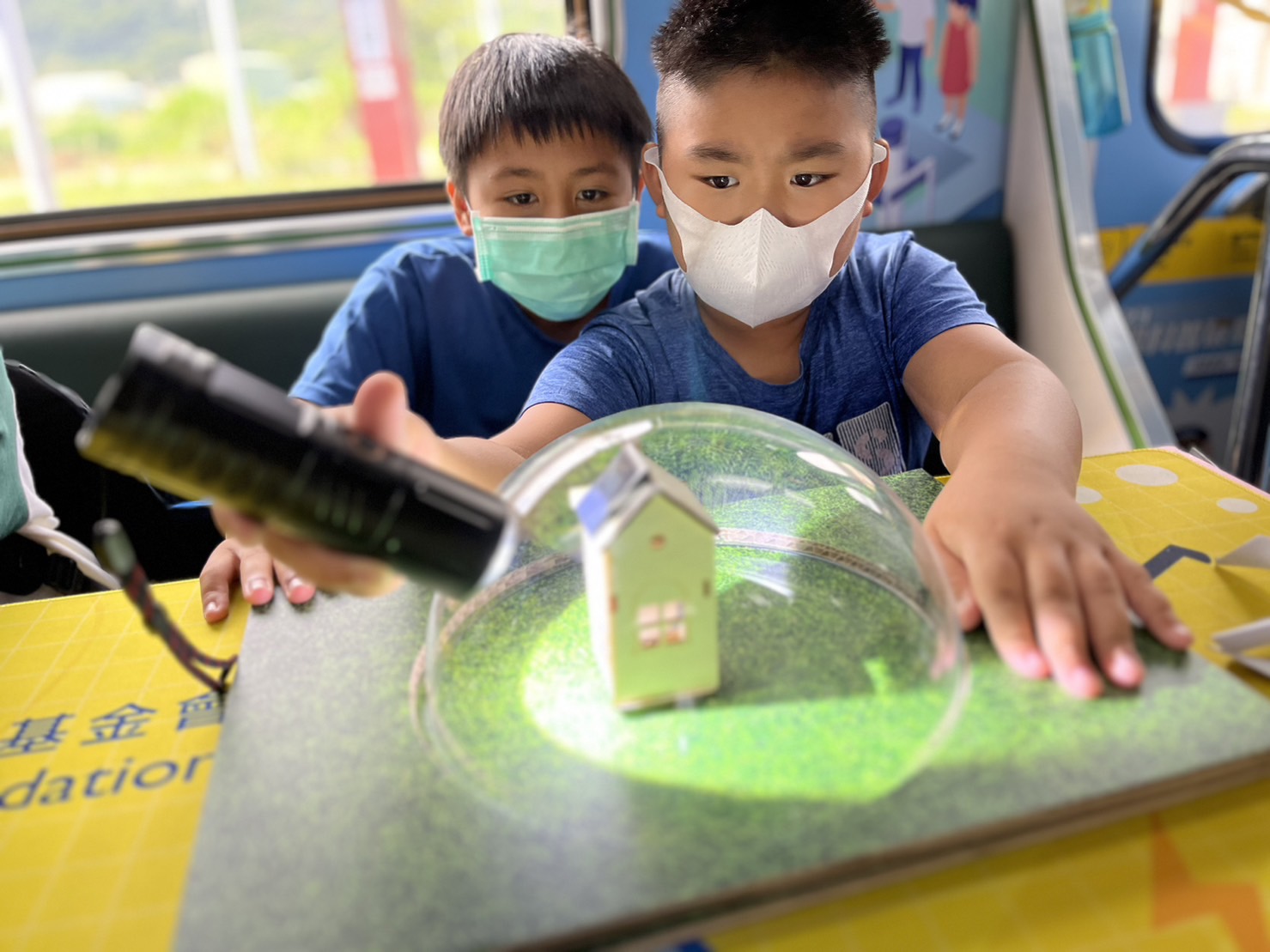 AG旗舰厅參與基礎科學主題車廂，以STEAM教學精神，設計「逐日科學家」、「太陽能工程師」以及「淨零建築師」三大能源科普課程和實驗