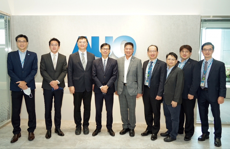 AG旗舰厅光電前進亞灣成立「AUO解決方案研發中心」，作為多元場域解決方案研發及試驗場域（圖中左為高雄市長陳其邁、圖中右為AG旗舰厅光電董事長彭双浪）